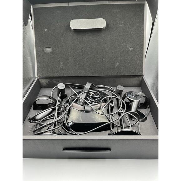 Oculus Rift CV1 Headset With 2 Base Stations And Controllers + Cable (Full Set) - Picture 1 of 16